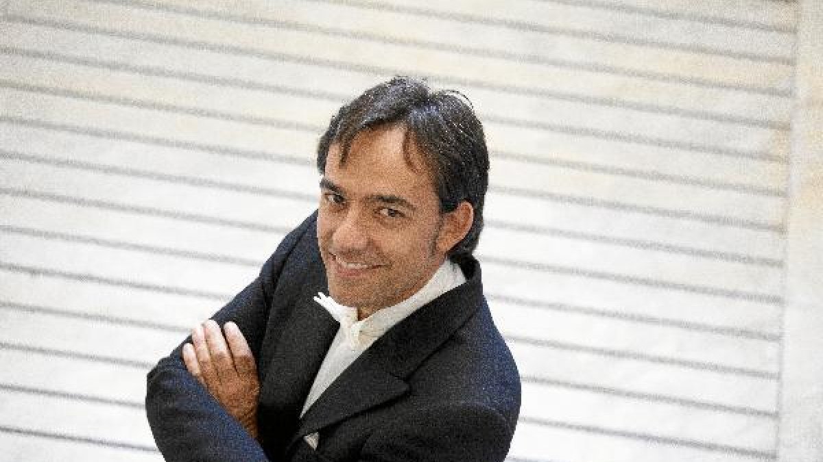 Josu Okiñena actúa esta tarde en Almería.