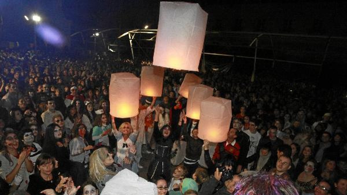 Suelta de lámparas de papel en una edición anterior de la actividad.