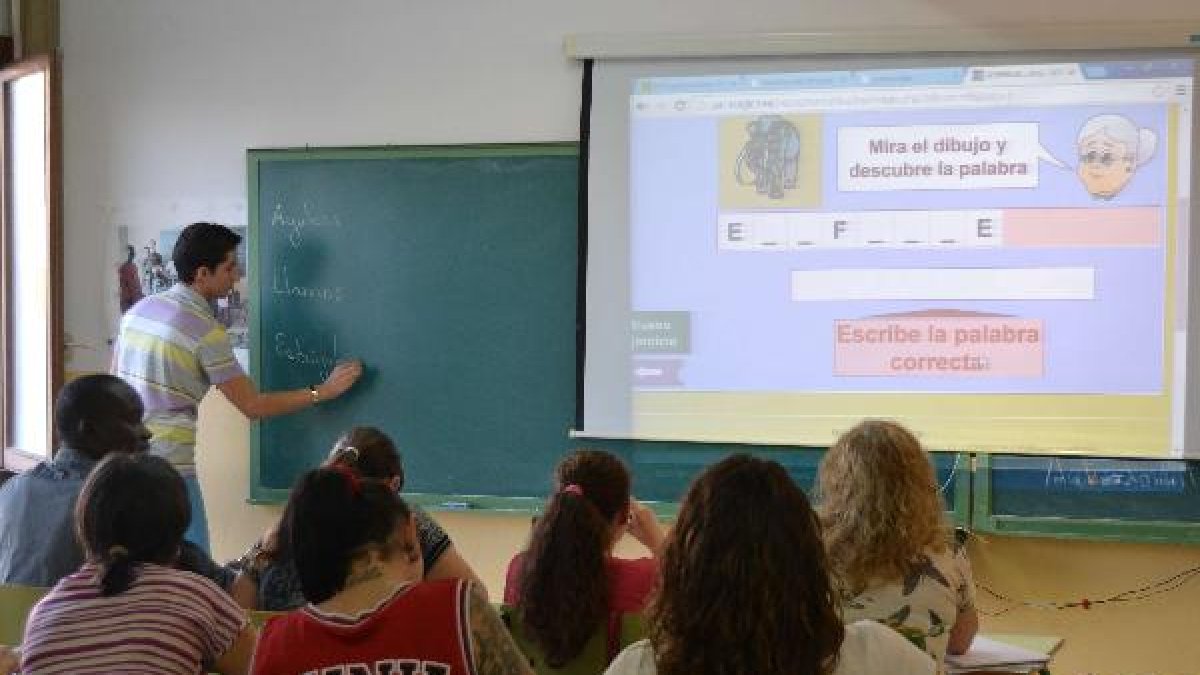 El grupo de alumnos, sobre todo alumnas, del nuevo curso en una clase de lengua en la sede de Las 20