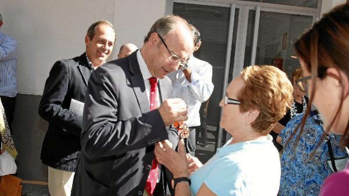 Entrega de llaves a una vecina