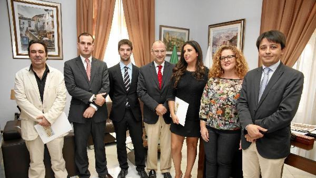 Foto de familia de los que han recibido las ayudas