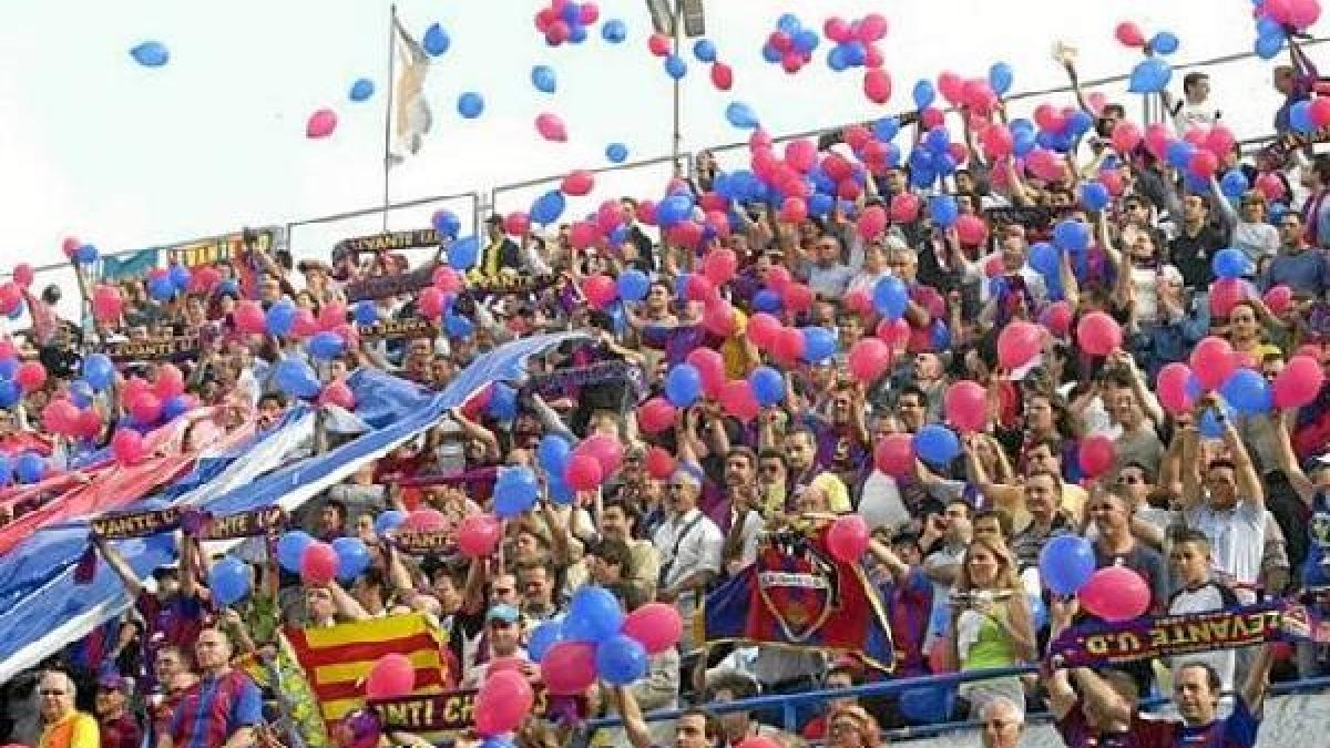 Afición en el Ciudad de Valencia.