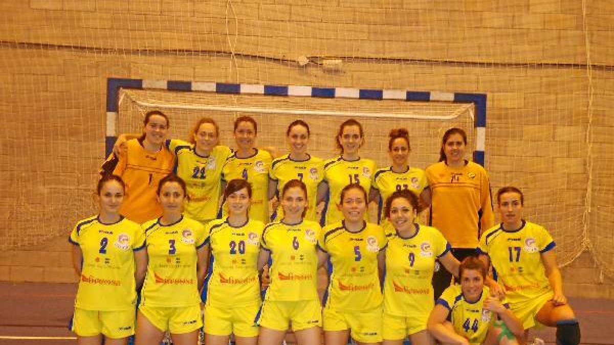 Las vicarias vestidas de amarillo para seguir adelante en la Copa.