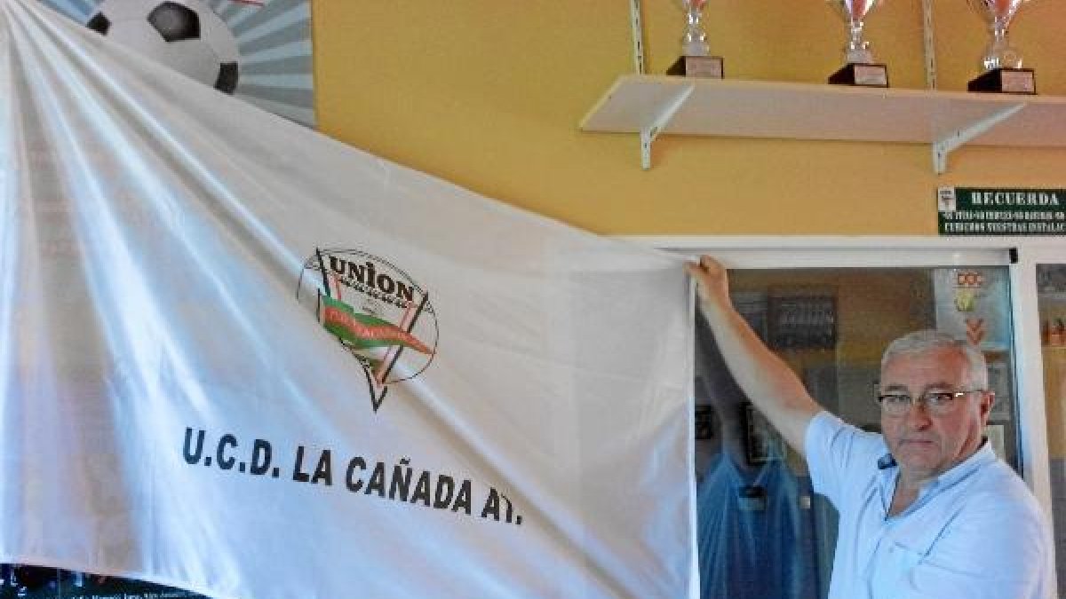 Antonio Ramón con la bandera del club.