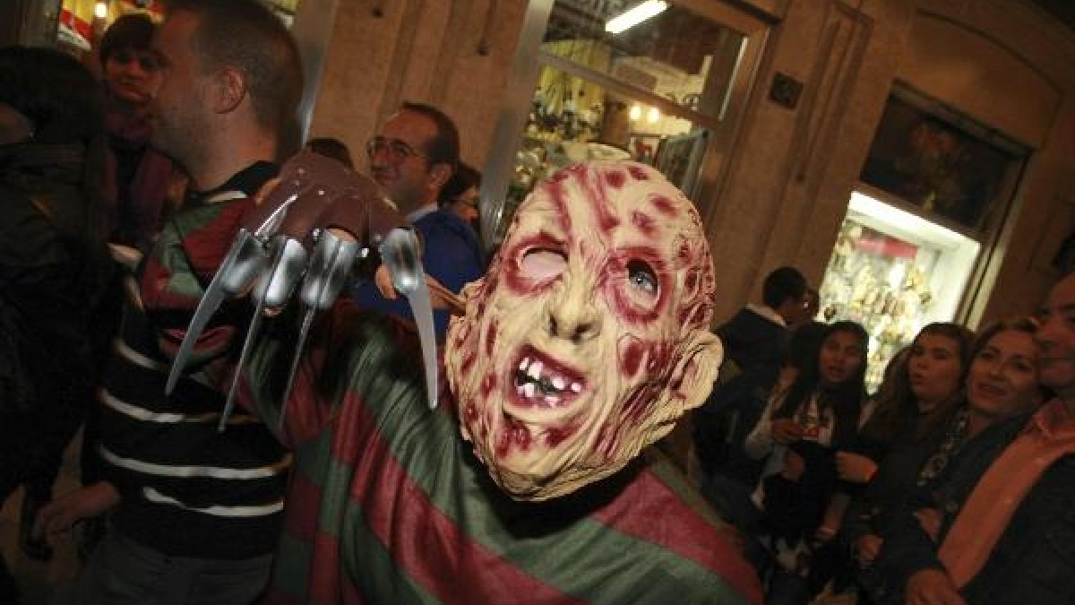 Caretas de Halloween en la fiesta de Almería.