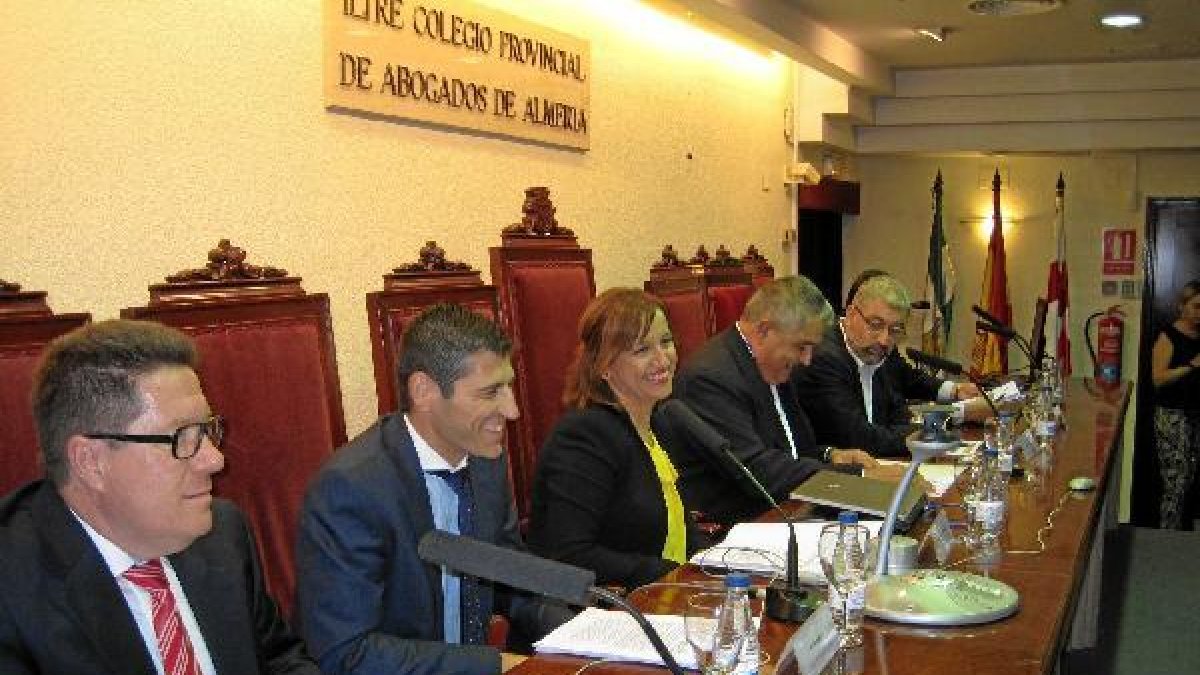 Participantes en la mesa redonda celebrada ayer.