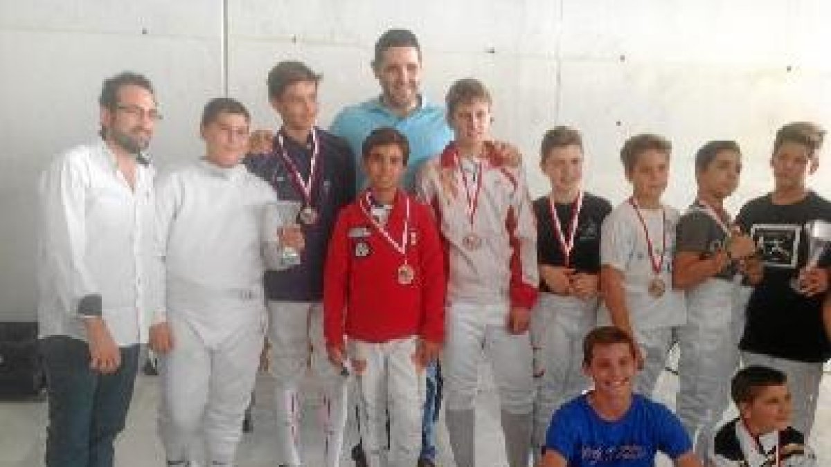 Juanjo Alonso acompañando a los medallistas.