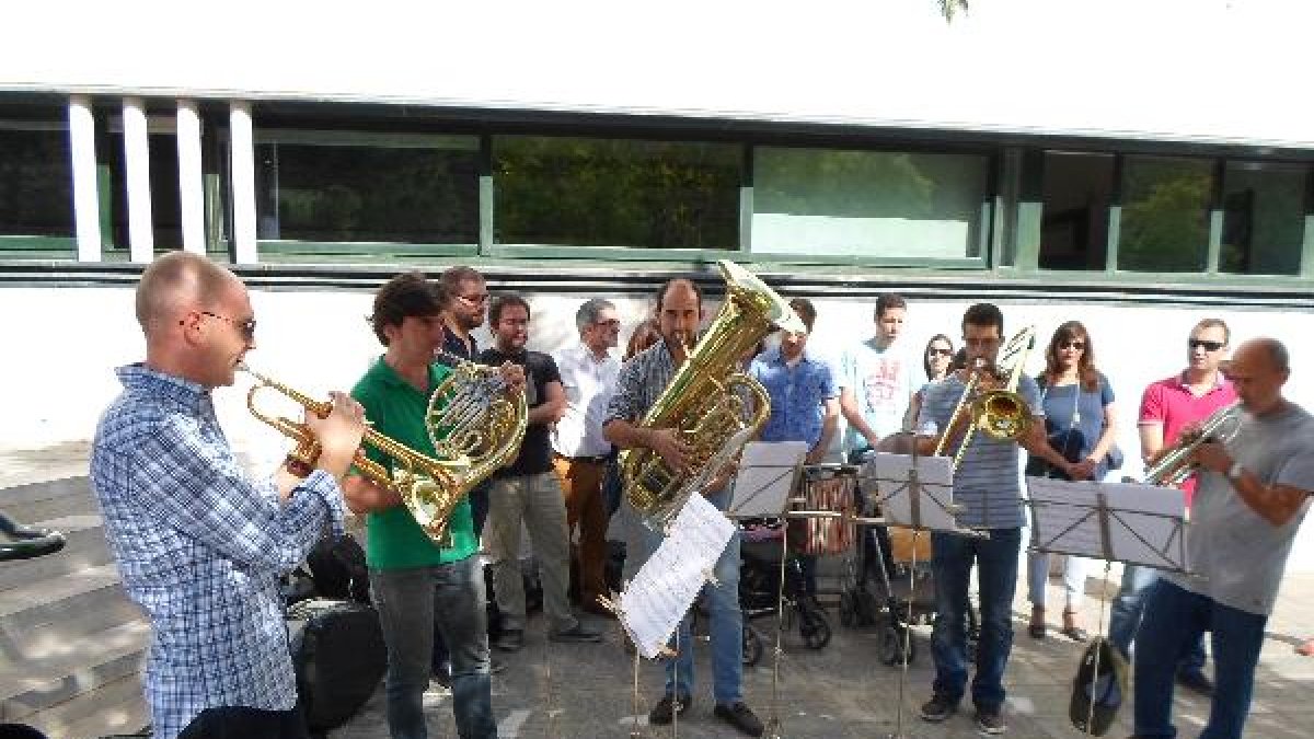 Los profesores del Conservatorio durante el concierto protesta de ayer