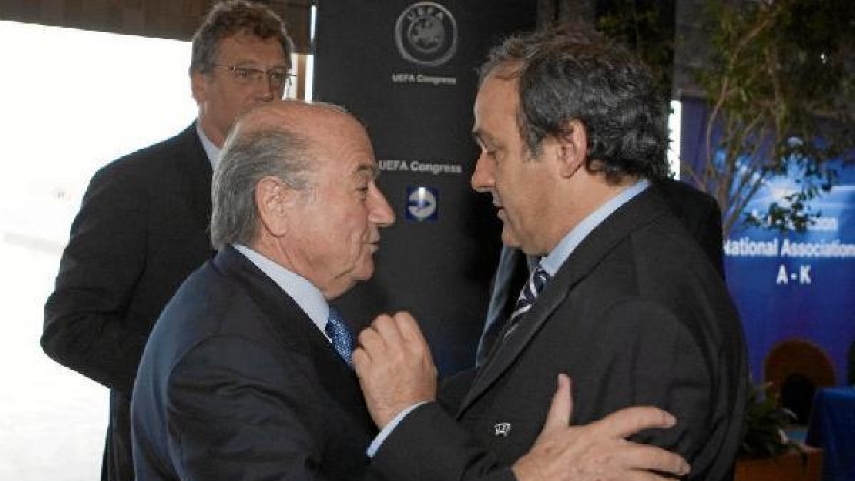 Blatter, junto a Platini.