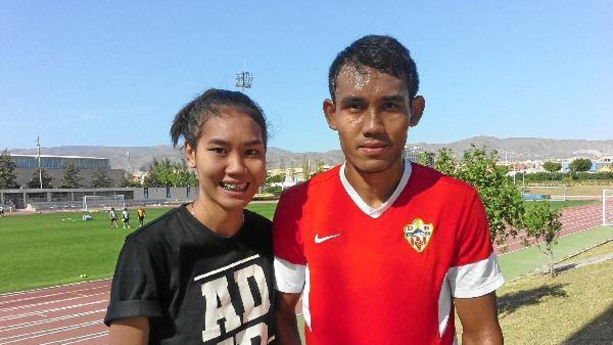 Teerasil con su hermana.