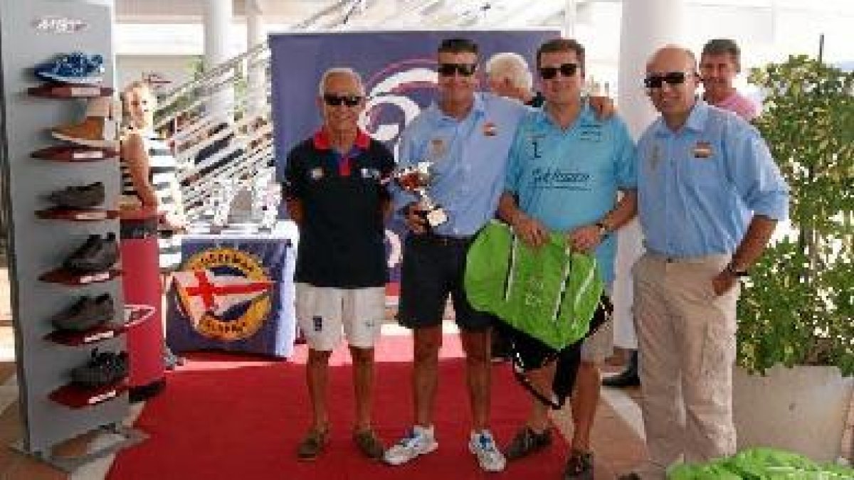 La tripulación del Nihal recibiendo sus trofeos.
