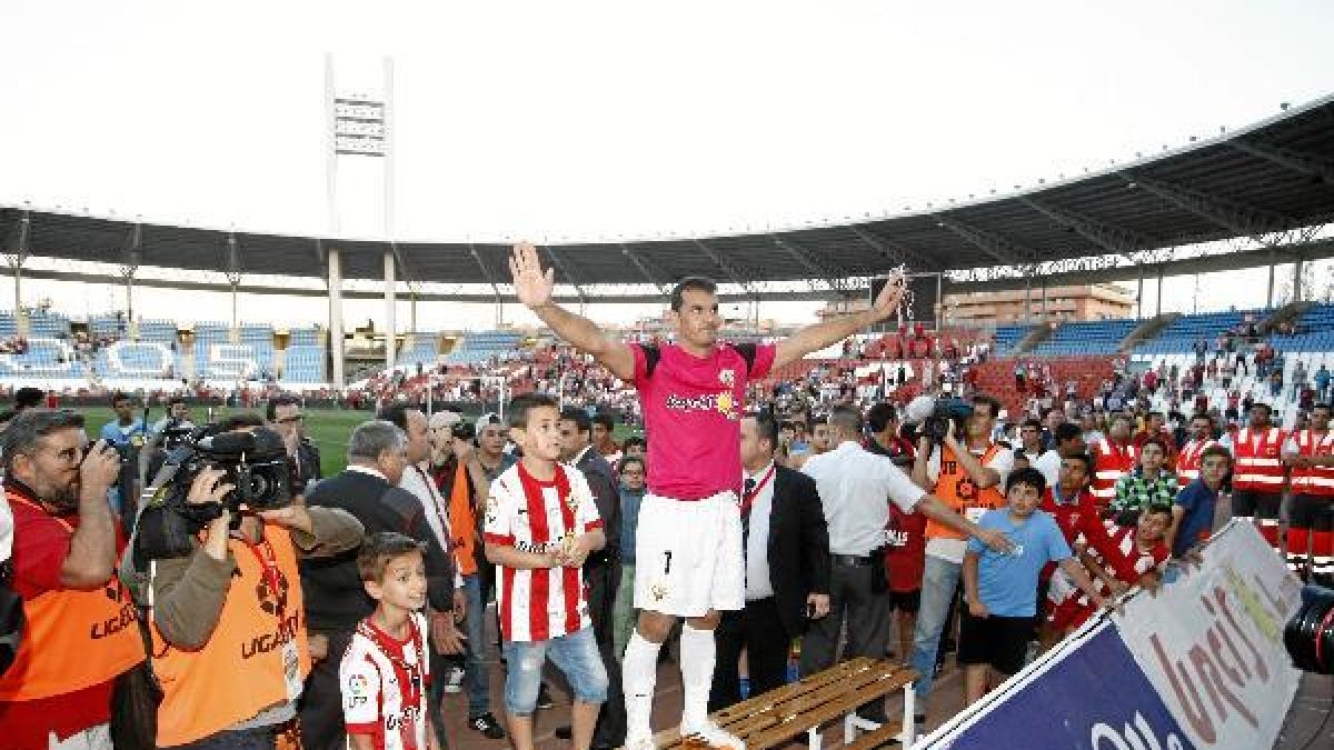 Gran día para el Almería salvado y para Esteban saliendo a hombros del club.