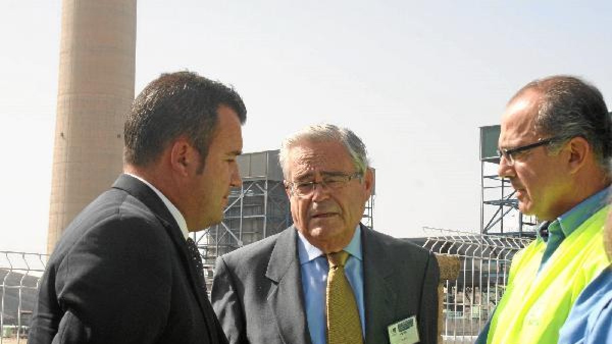 El alcalde, el subdelegado y el director de la central