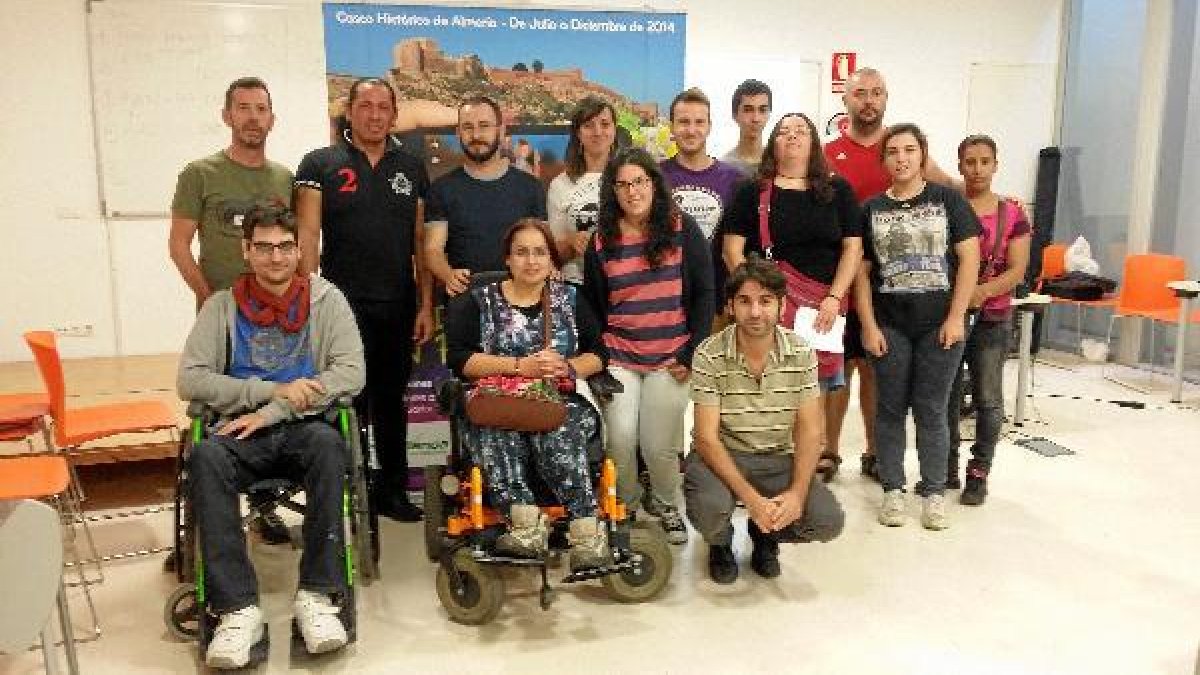 Alumnos y profesor juntos en el taller impartido en el Centro Social Almeraya.