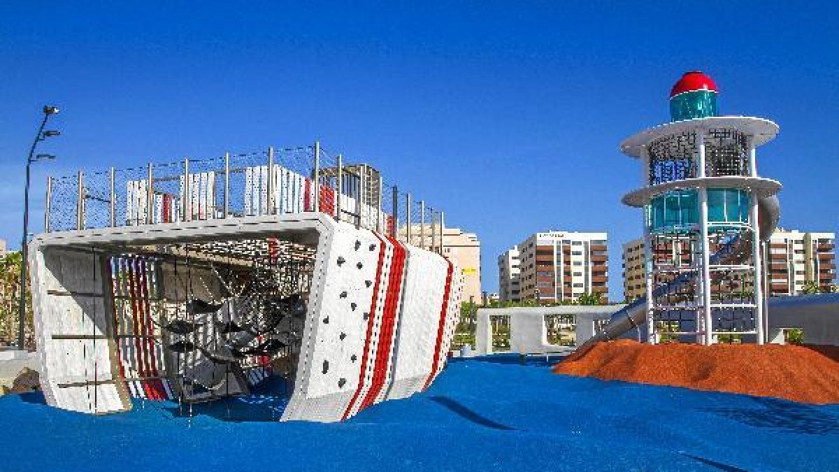 Un barco y el faro convertido en tobogán, dos de las atracciones.