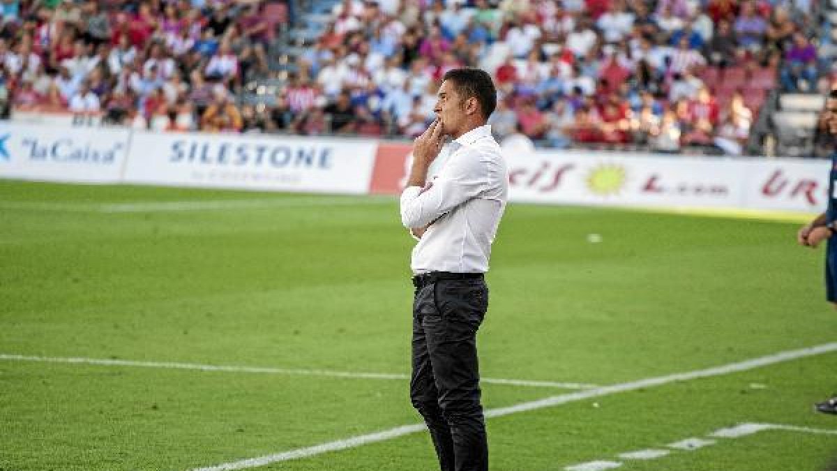 Francisco, pensativo en la banda.