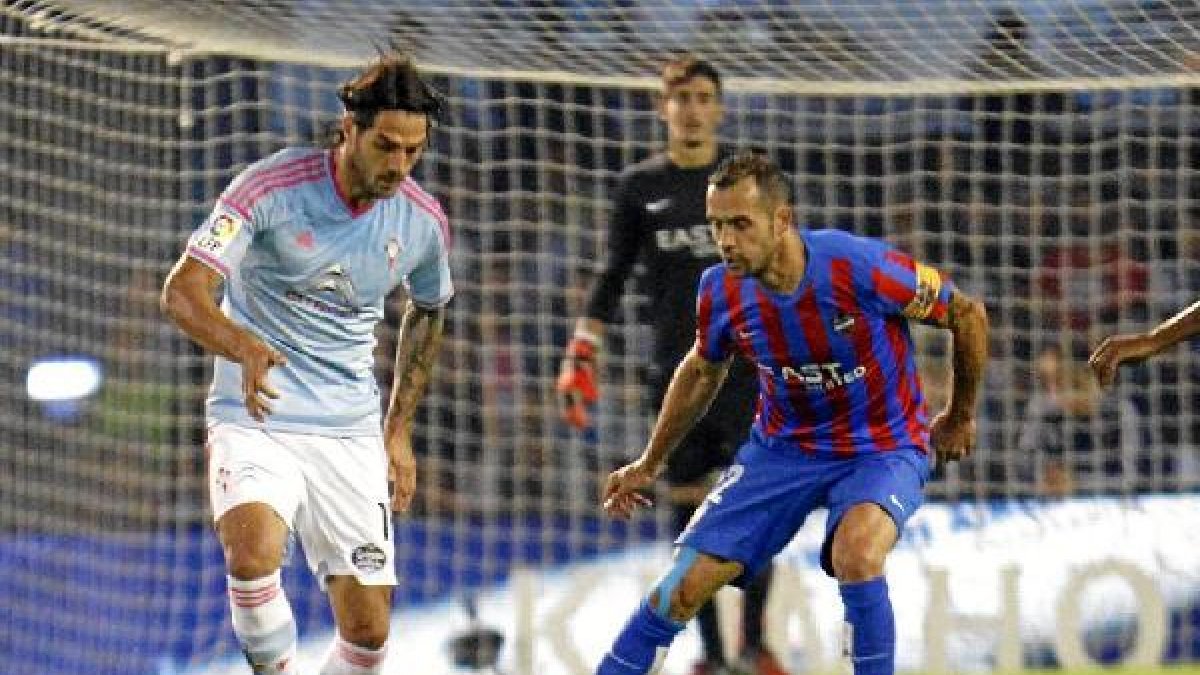 Larrivey ante Juanfran, en el partido de Balaídos.