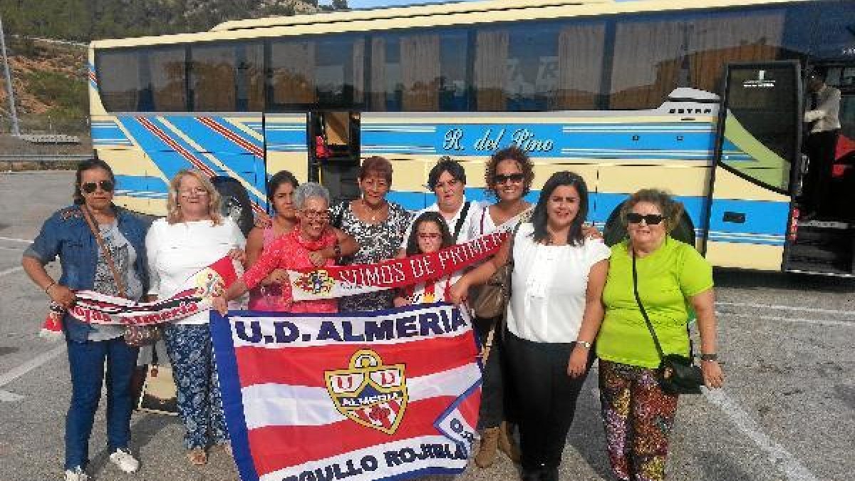 Aficionadas del Almería, rumbo a Villarreal.