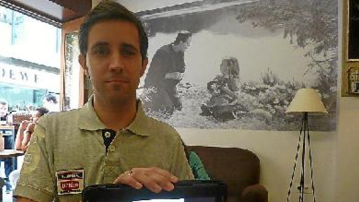 Gerardo Santos Bocero muestra la portada de la obra que llega el viernes a las librerías.