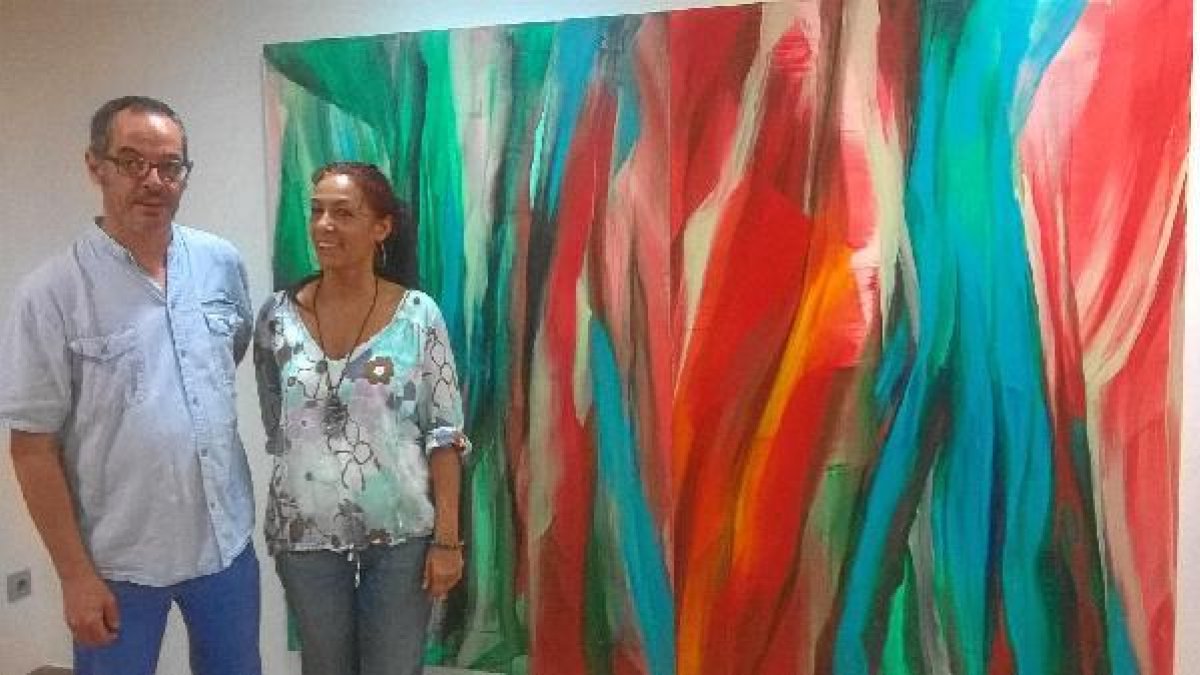 Garriga y Bretón, frente a una obra de Lola Valls.