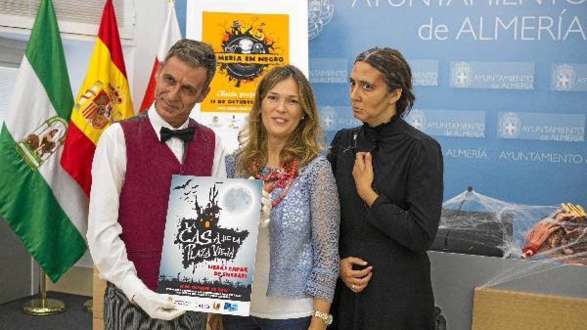 La edil Ana Martínez Labella, ayer junto a dos actores que estarán en la casa del terror.