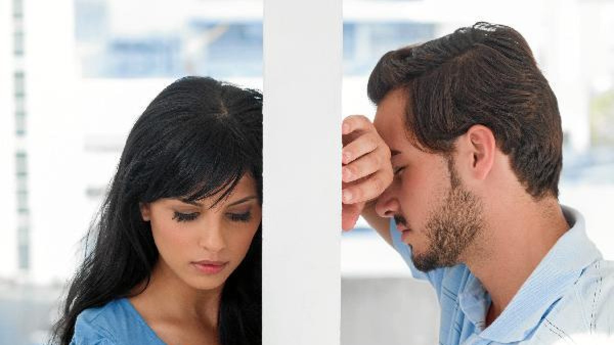 Pareja separada por una pared.