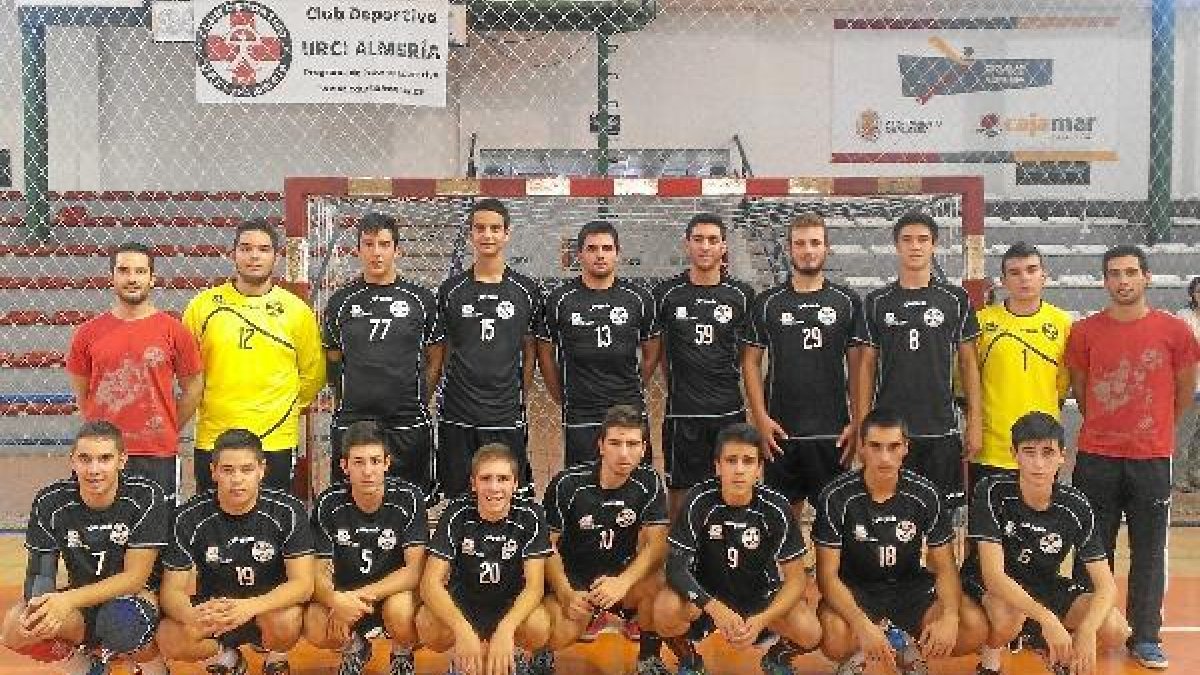Los urcitanos posaron antes del encuentro con su afición de testigo.