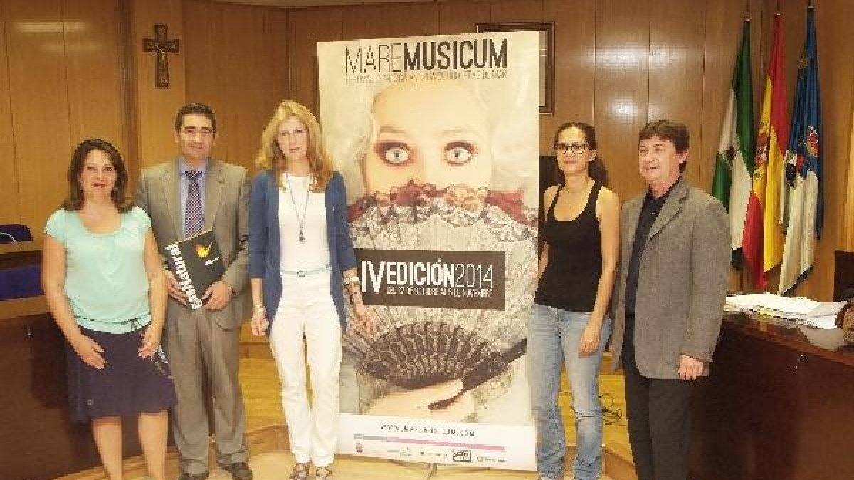 La concejal y el director de Cultura con representantes de las entidades colaboradoras.