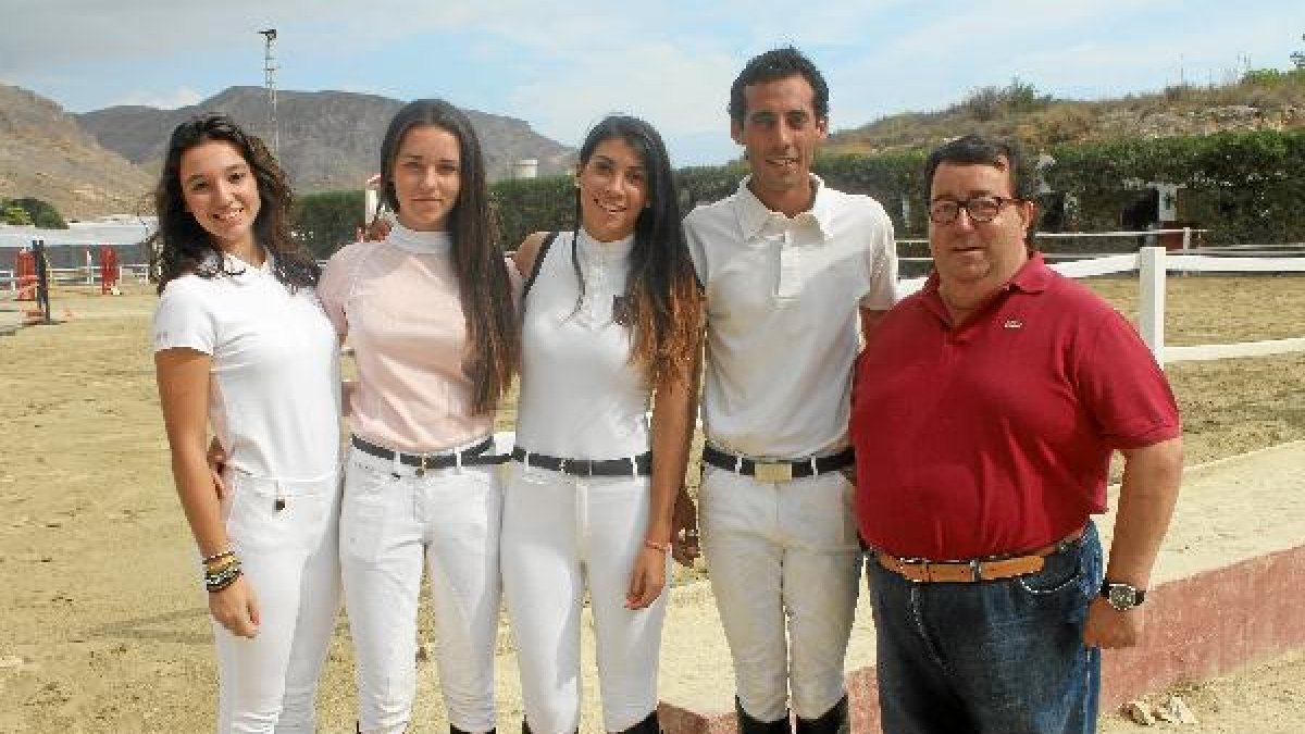 Jinetes de la escuela Municipal de Equitación de Roquetas con el concejal Pepe Rubí.