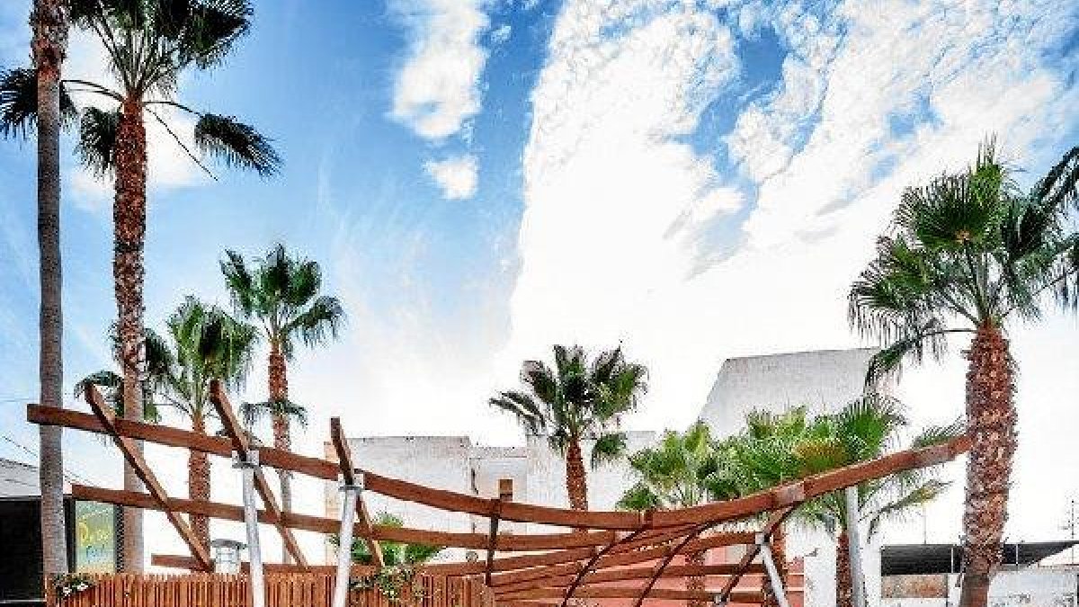 El kiosco está situado junto a la Puerta del Mar.