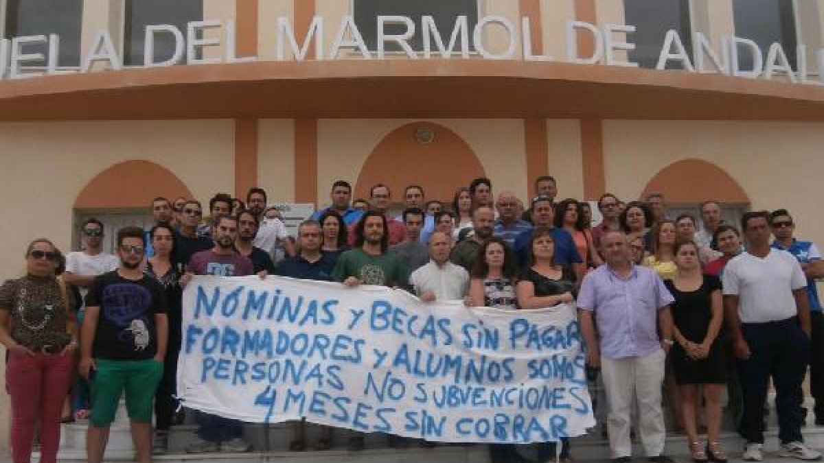 Protesta de trabajadores de la escuela por el impago de nóminas meses atrás