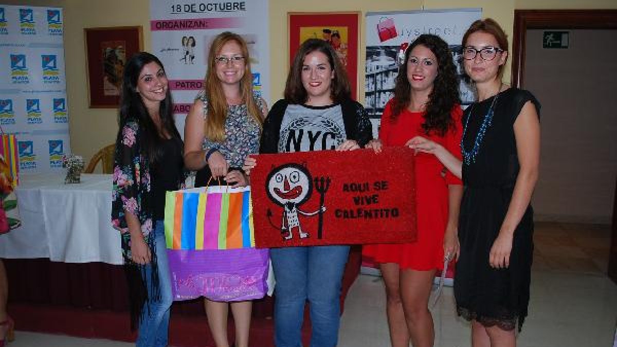 Las organizadoras junto a Ana y Gabriela representantes de la empresa ‘Biral’ y de la tienda ‘Cham
