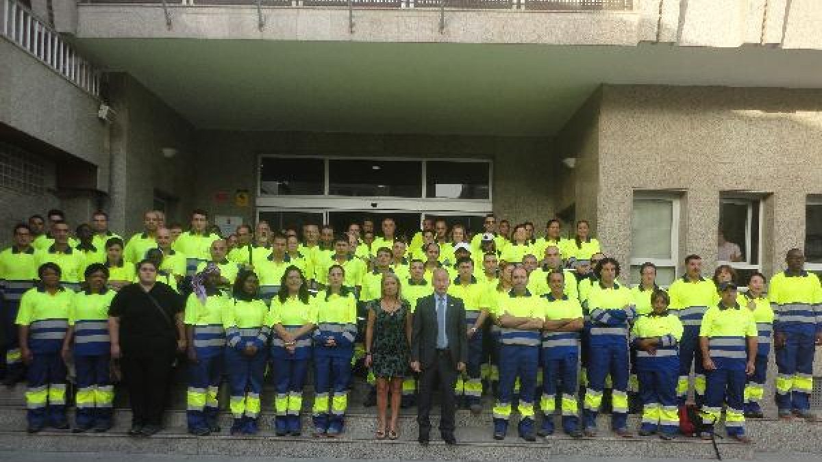 El alcalde dio la enhorabuena a los seleccionados entre cientos de solicitudes, ante la puerta del A