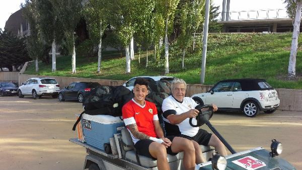 Ximo Navarro, rumbo al Anexo, en el cochecito.