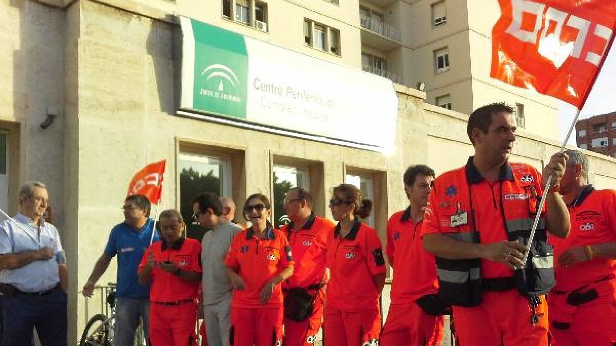 Personal del 061 se concentra ante las puertas de la Bola Azul.