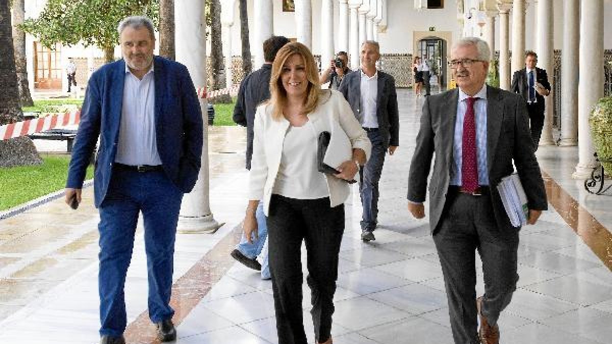 La presidenta de la Junta, Susana Díaz, y el consejero de Presidencia, Jiménez Barrios.