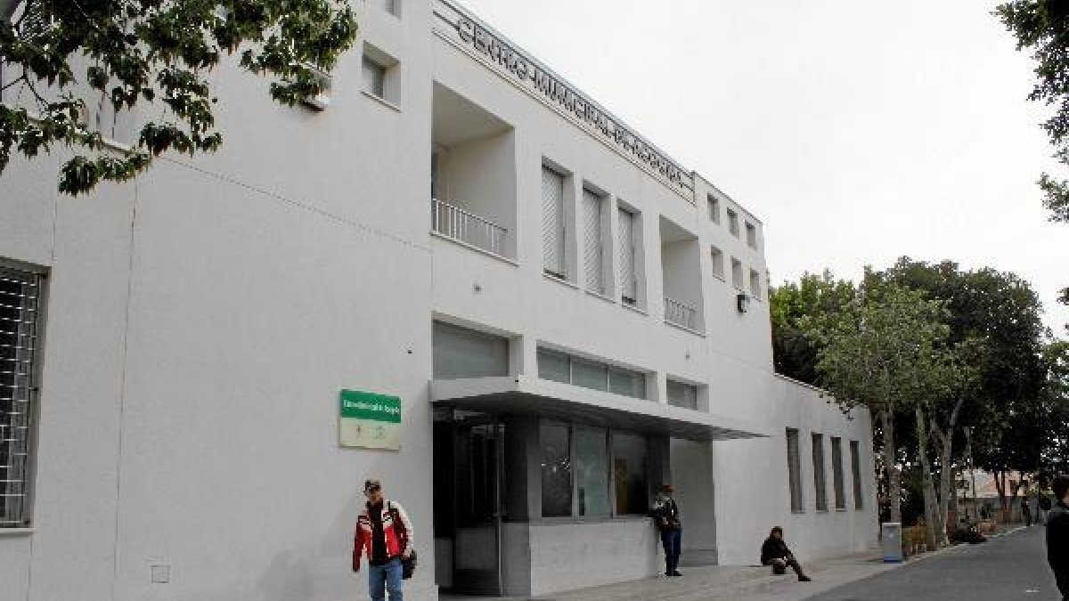 Fachada del Centro Municipal de Acogida de la capital almeriense.
