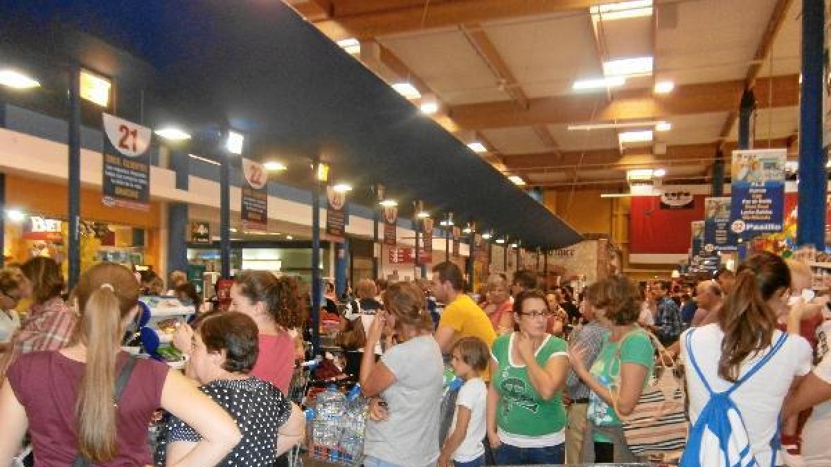 Imagen de ayer de las colas en el centro comercial de el COPO.