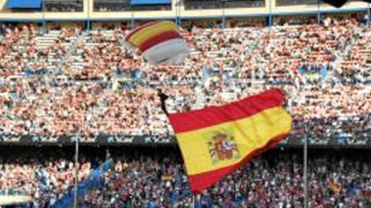 Un paracaidista en el Vicente Calderón.