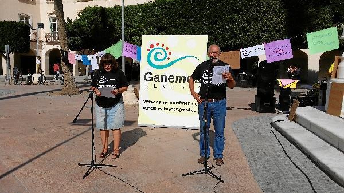 Miembros de la plataforma leyendo el manifiesto, esta mañana, en la Plaza Vieja.