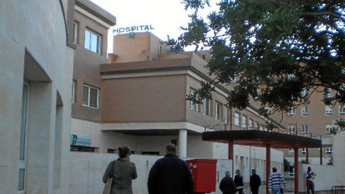 Usuarios del hospital de Poniente en una foto de archivo.
