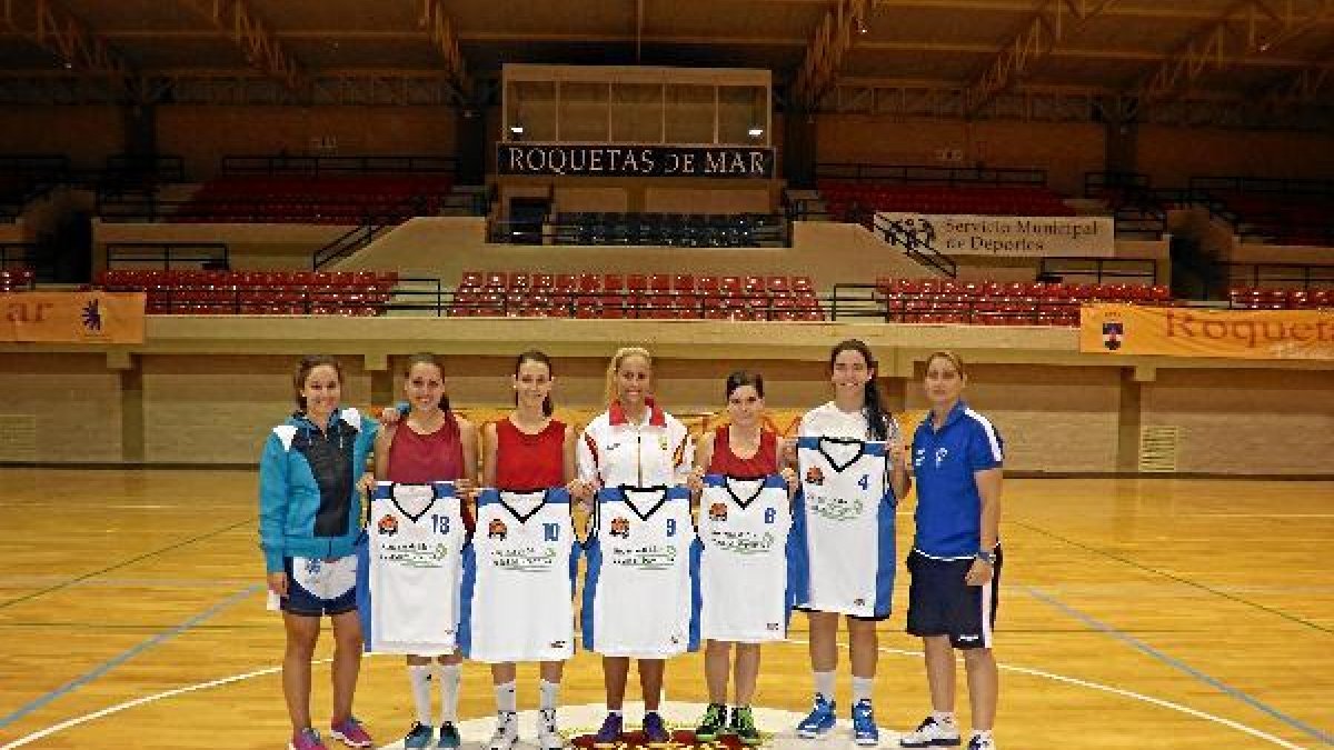 Sandra Cabrera, pta. CD Roquetas, con las nuevas jugadoras.