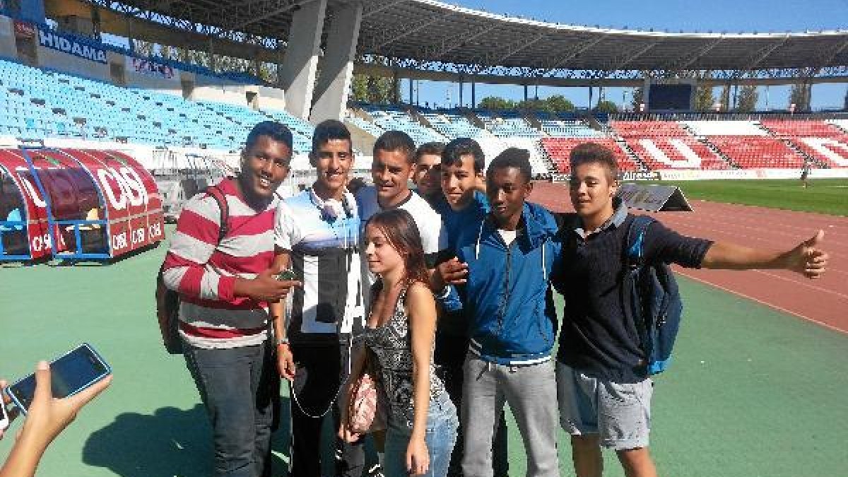 Francisco se fotografió con los alumnos de Las Marinas.
