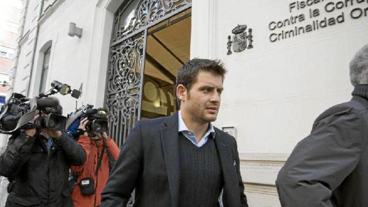 Paredes saliendo tras declarar.