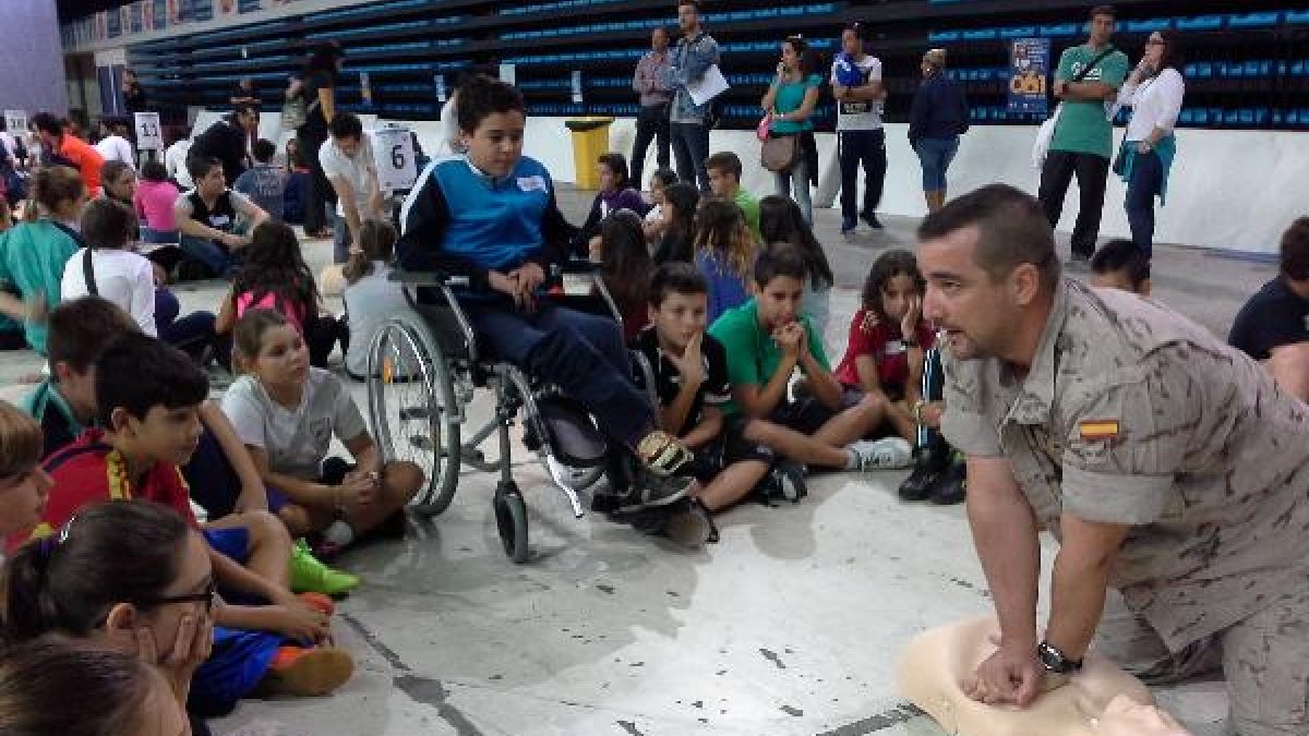 Un voluntario de la Legión forma a escolares en técnicas de reanimación.