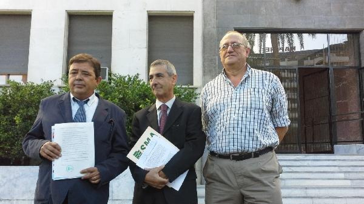 El presidente del Sindicato Médico, Nicasio Marín, el abogado Francisco Rodríguez Ferrer, y el médic