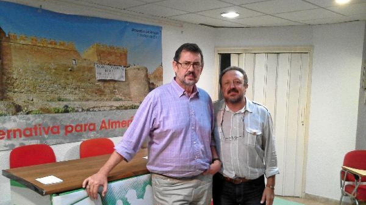 Rafael Esteban y Rodrigo González, en la sede de IU-Los Verdes.