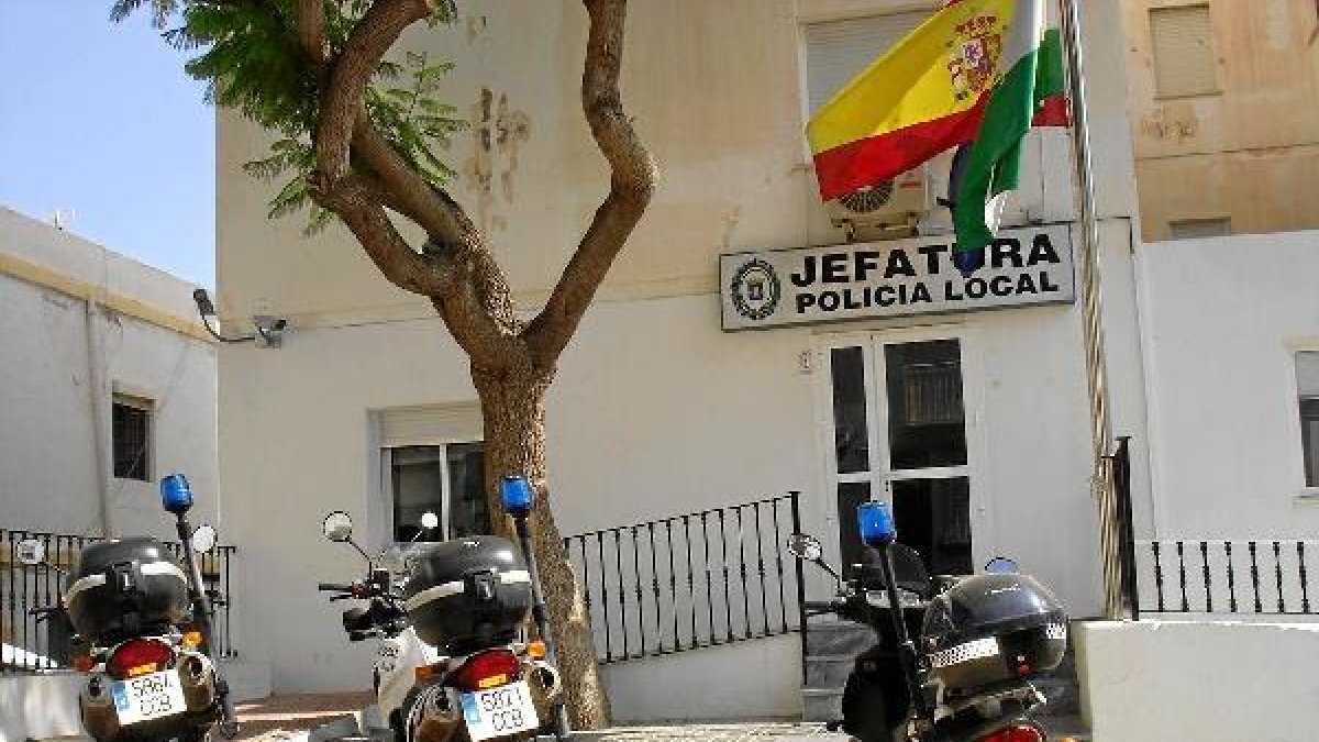 El diputado se ha interesado por casos relacionados con la Policía Local.