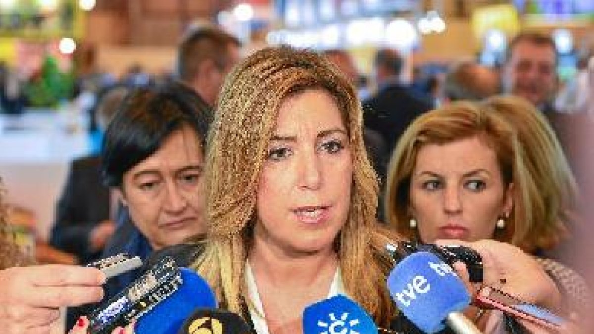 Susana Díaz atiende a los medios en IFEMA.