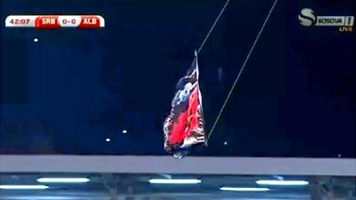 La bandera desciende al terreno de juego.